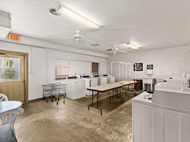 dining area with ceiling fan, plenty of natural light, sink, and separate washer and dryer