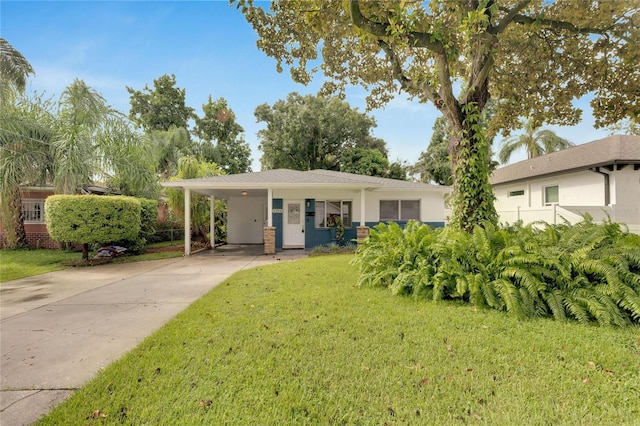 view of front of home featuring a front yard and a carport