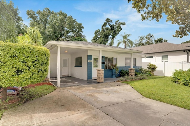 view of front of property featuring a front lawn and a carport