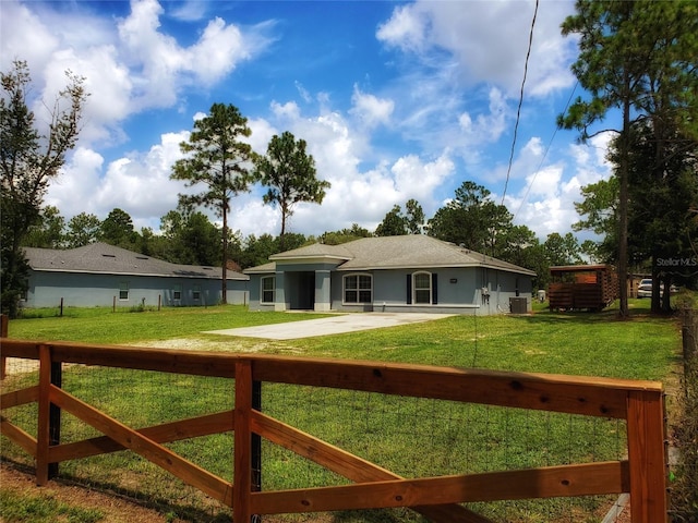 view of front facade with a front lawn and fence