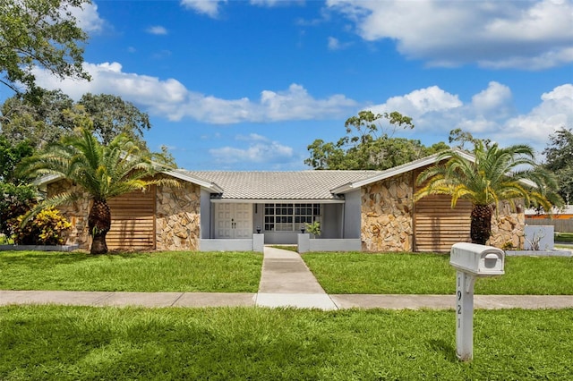 single story home featuring a front lawn