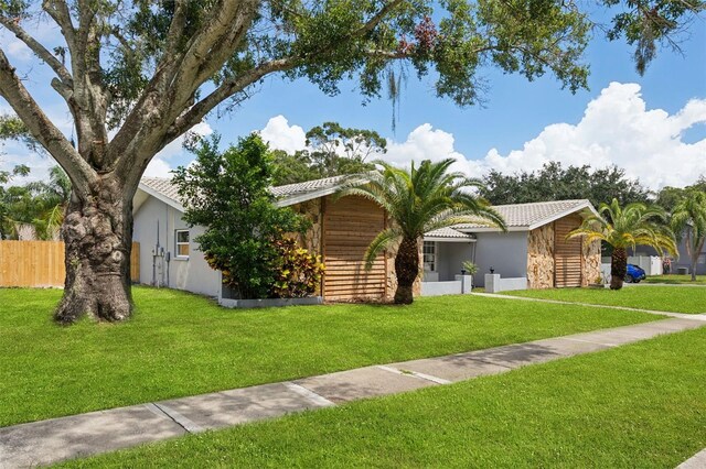 ranch-style house featuring a front yard