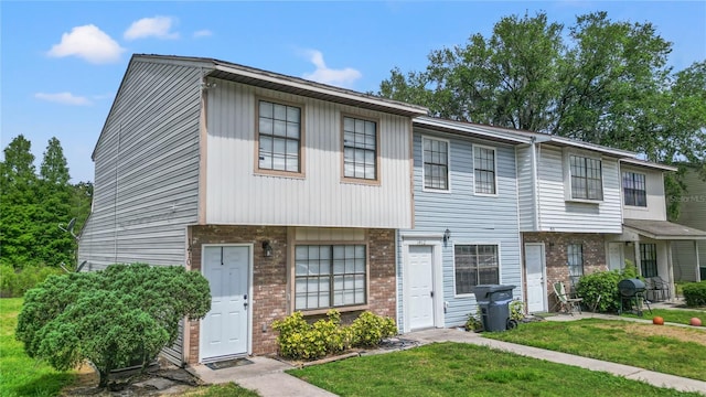 multi unit property featuring a front yard