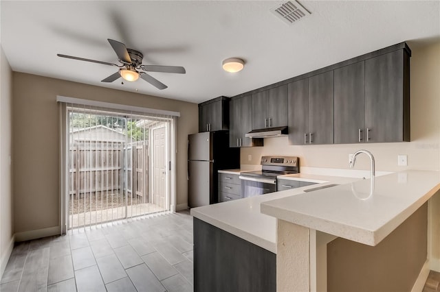 kitchen featuring appliances with stainless steel finishes, sink, kitchen peninsula, and ceiling fan