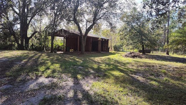 view of yard with an outdoor structure