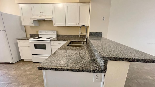 kitchen with under cabinet range hood, a sink, white cabinetry, white appliances, and a peninsula