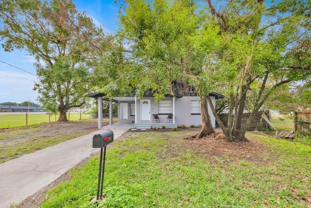 view of front of property featuring a porch and a front yard