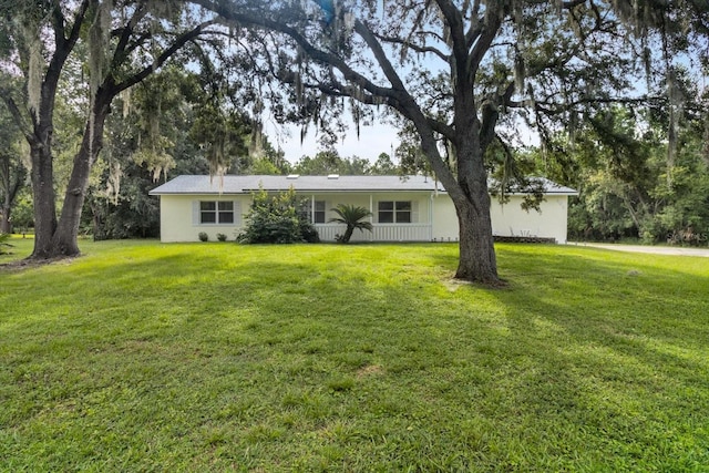 view of front facade featuring a front lawn