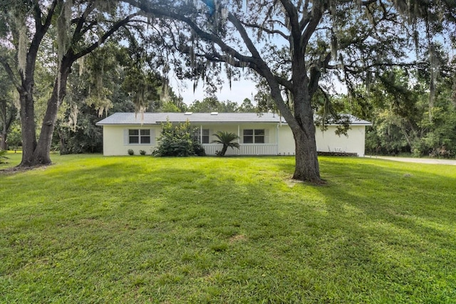 view of front of house featuring a front lawn