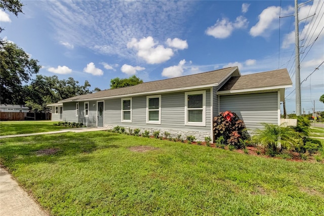 ranch-style home featuring a front lawn