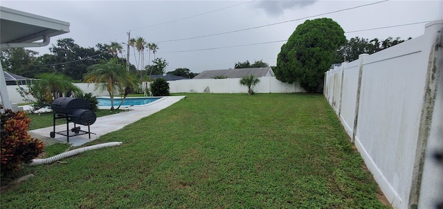 view of yard featuring a fenced in pool