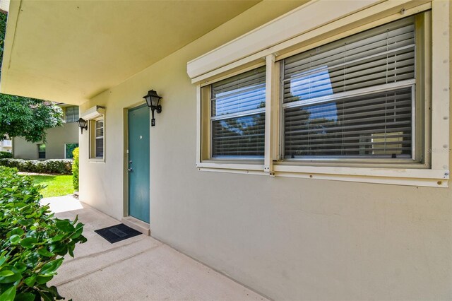 view of exterior entry featuring stucco siding