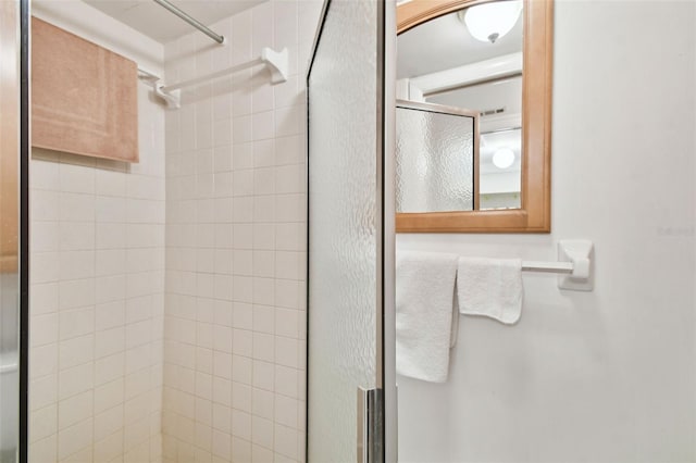 bathroom featuring tiled shower