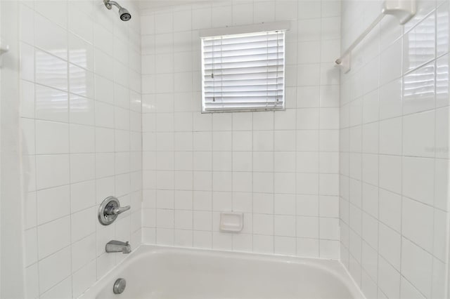 bathroom with tiled shower / bath