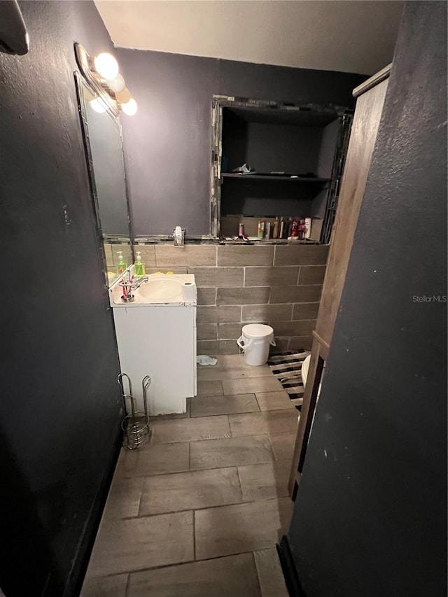 bathroom with vanity and tasteful backsplash