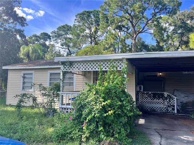 view of front facade featuring a carport