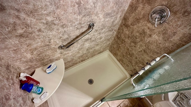 bathroom with a tile shower