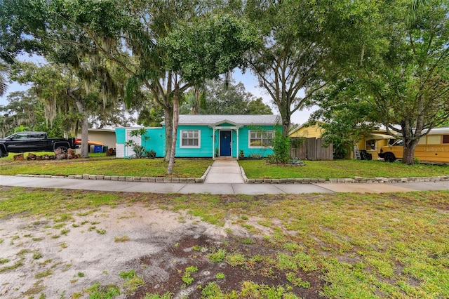 single story home with a front lawn