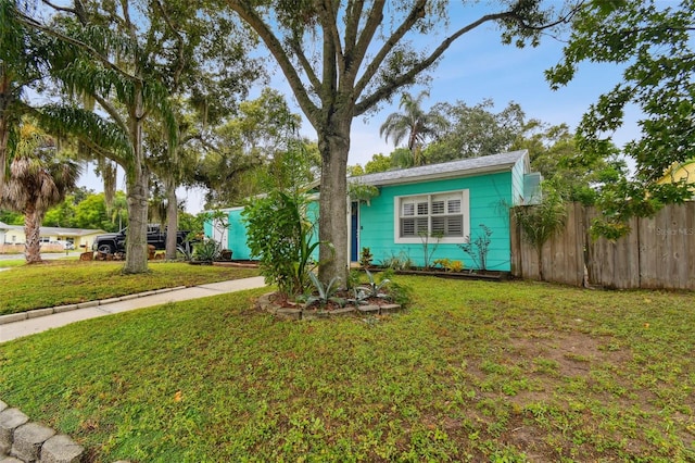 ranch-style house featuring a front lawn