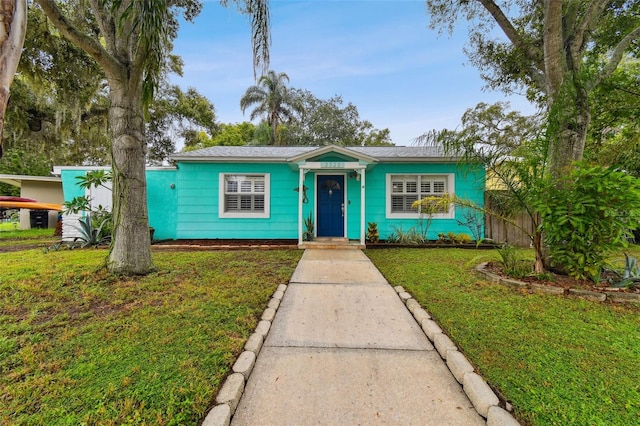 view of front of property featuring a front yard and a carport