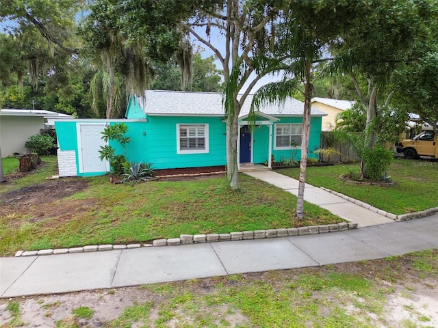 single story home with a front lawn