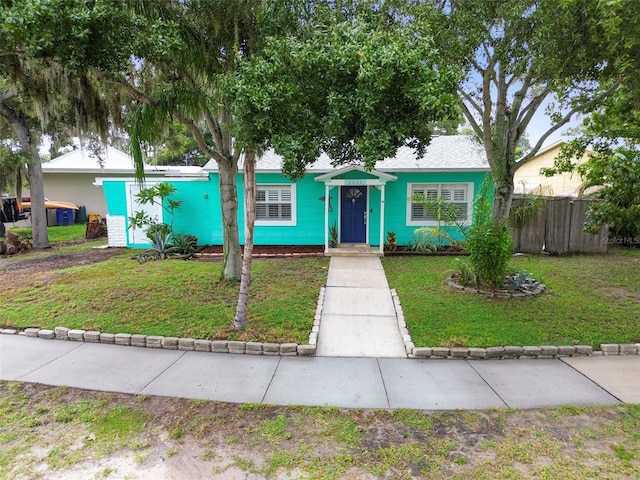 view of front facade featuring a front yard