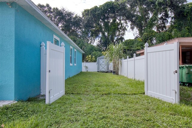 view of yard with a shed