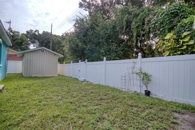 view of yard featuring a storage shed