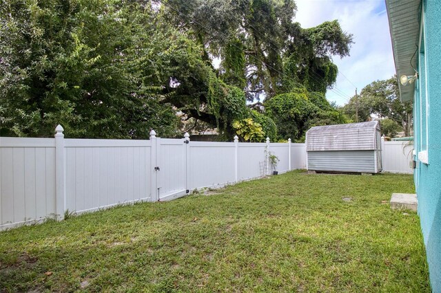 view of yard featuring a storage shed