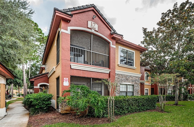 view of front facade featuring a front yard