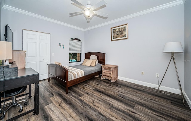 bedroom with ceiling fan, ornamental molding, a closet, and dark hardwood / wood-style flooring