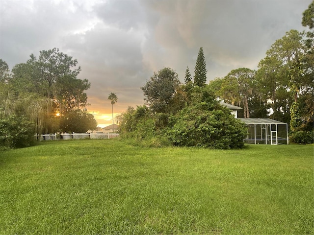 view of yard at dusk