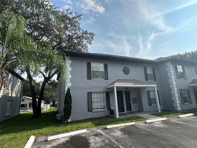 front of property featuring a front lawn