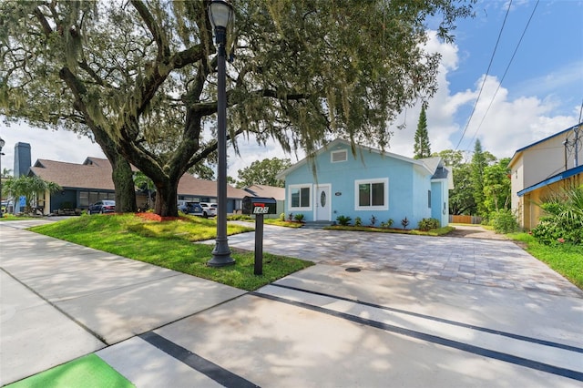 view of front facade featuring a front yard