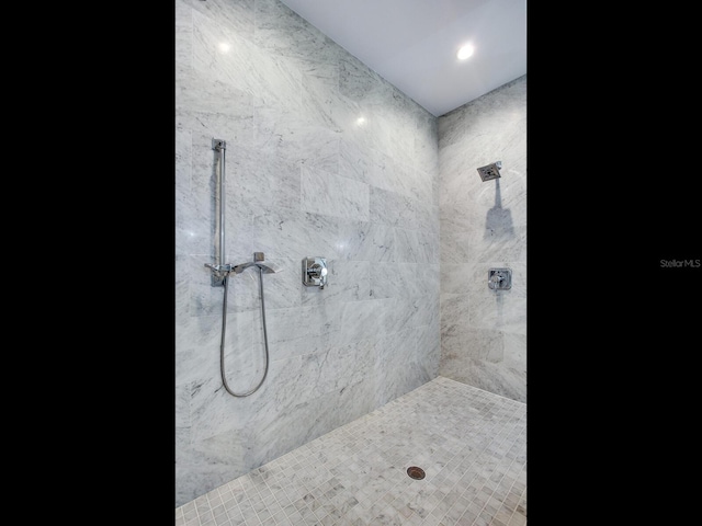 bathroom featuring a tile shower