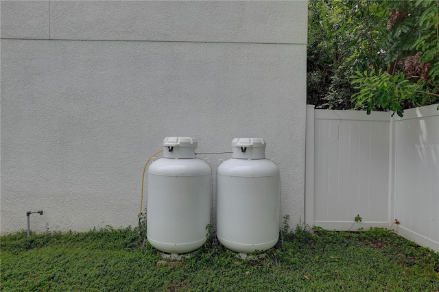 2860 14th Ave N, Saint Petersburg, FL 33713 - details featuring heating fuel and fence