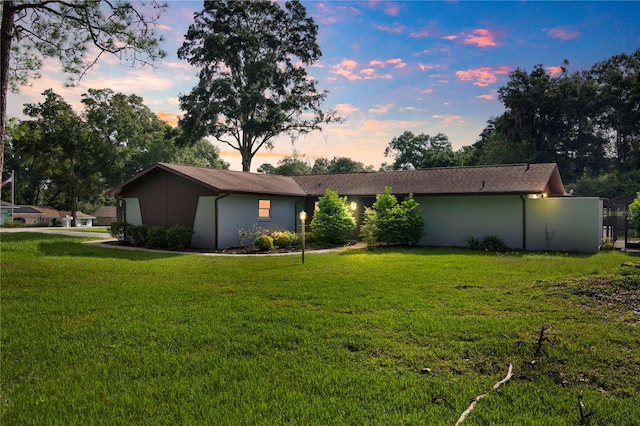 view of yard at dusk