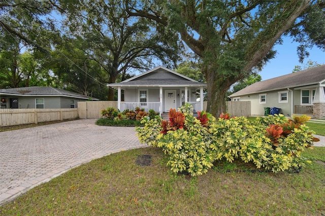 ranch-style house featuring covered porch