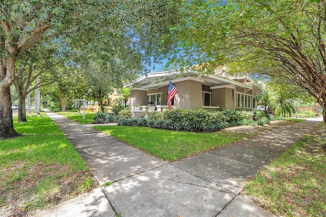 view of front of house featuring a front lawn