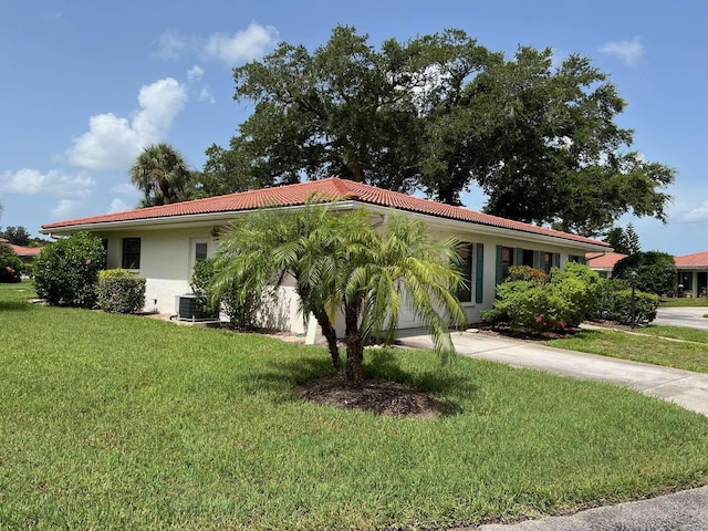 view of front facade featuring cooling unit and a front yard