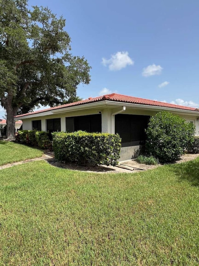 view of front of home featuring a front lawn