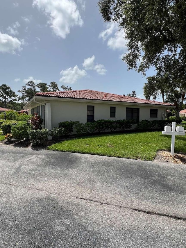 ranch-style home featuring a front lawn