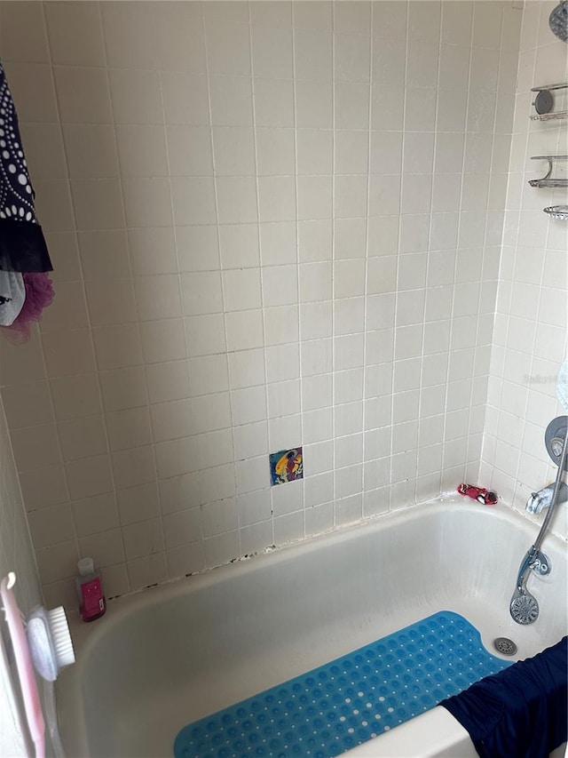 bathroom with tiled shower / bath combo