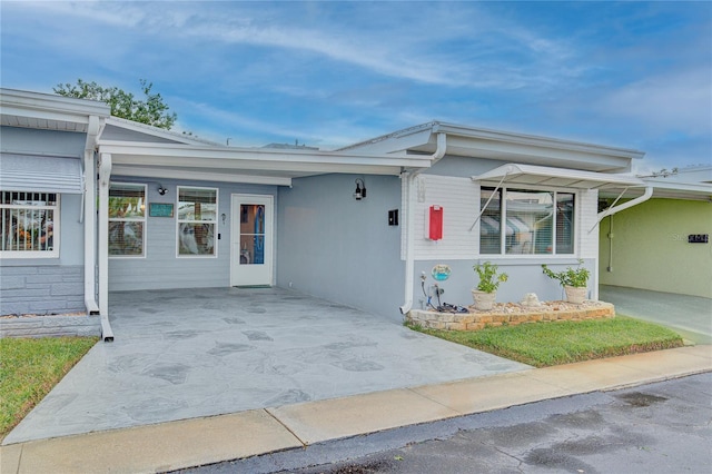 view of front facade featuring stucco siding and an attached carport