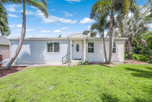 view of front of property featuring a front yard