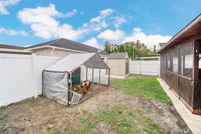 view of yard with an outbuilding