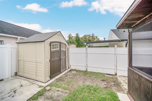 view of yard featuring a shed