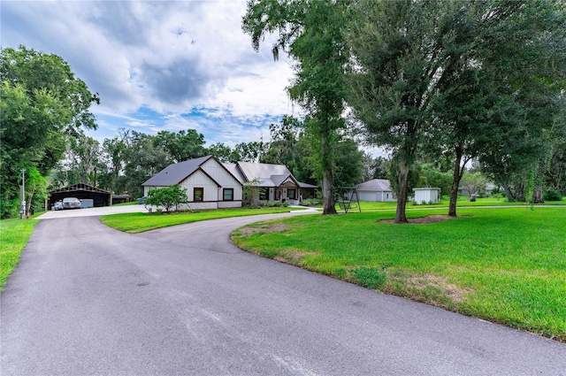 view of front of home featuring a carport and a front yard