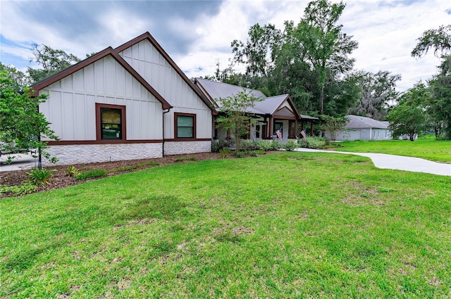 view of front of property featuring a front lawn