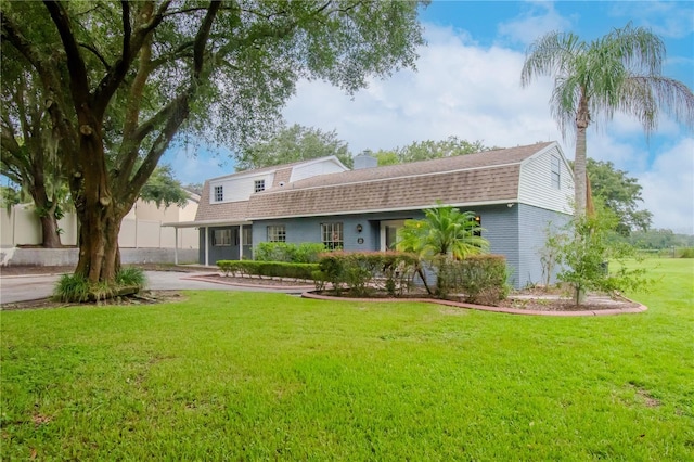 view of front of property featuring a front lawn